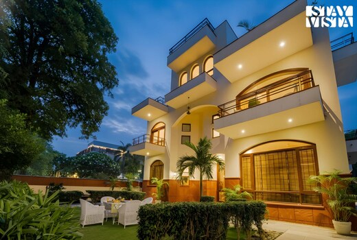 Christopher Nolan @ StayVista Residences at Moets Palm