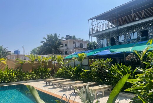 12 Monks Backpacker Resort