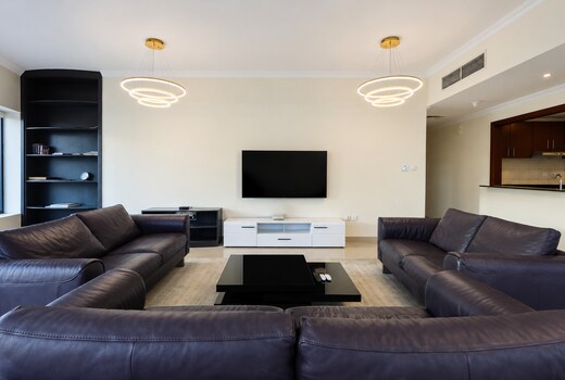 ELIVAAS Curated 3BR with Marina Skyline Views, Near Mall & Met