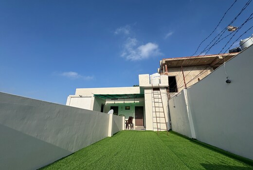 Peaceful 2BHK w/rooftop grass, 3min from Assi Ghat