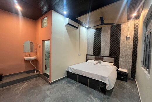 Hotel Ghatampur Inn