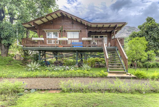 CosmicStays Yotsuba Luxury Chalet in a Zen Forest