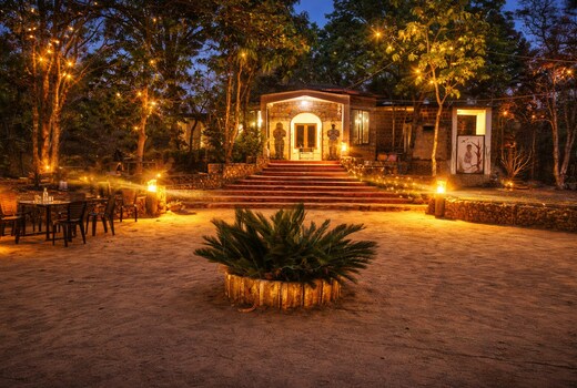 KANHA BLOOMS RESORT