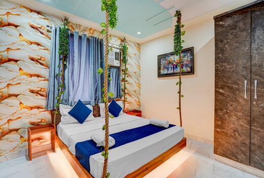 Thehrav Apartment at Kailash Puri