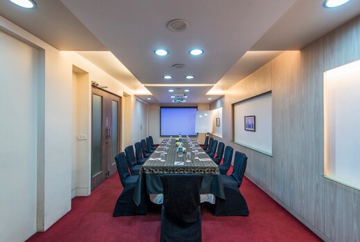 Park Central Comfort-e-Suites, Pune