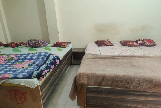 Radha Rani Homestay Near Bake Bihari Mandir