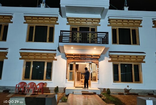 LEH CROWN INN GUEST HOUSE