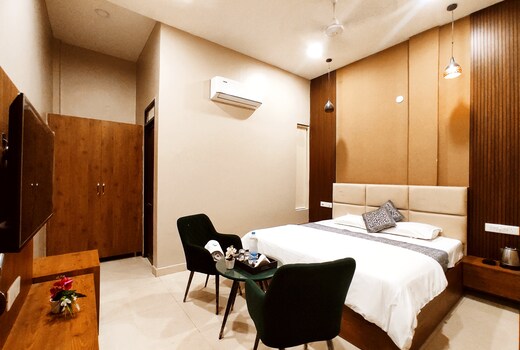 THE ELITE REGENCY - A Luxury Hotel Rooms By Crowne Group