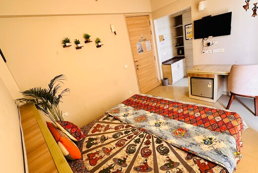 Dream Stay Holiday(10min from Prem Mandir)