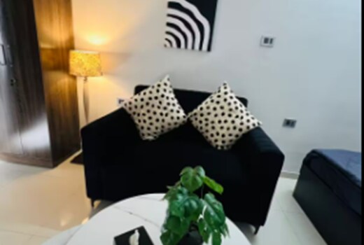 Dark Studio Near Airport WiFi Couple Friendly