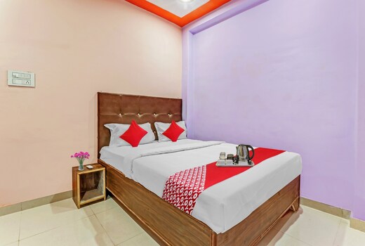 Super OYO Flagship Hotel Sadguru & Family Restaurant