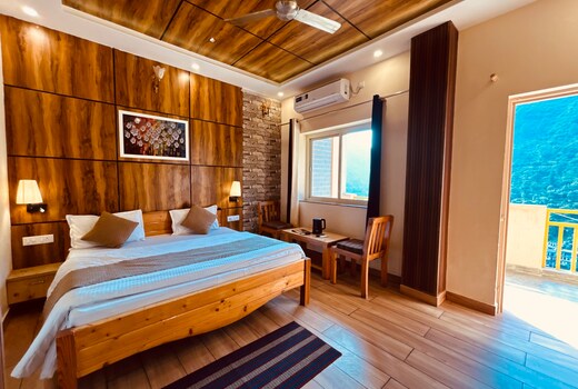 Holiday Home Hotel & Restaurant (River Sangam View Property) - Karanprayag