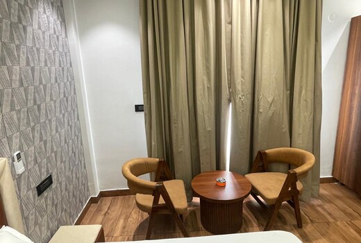 Purav Vatika & Hotel