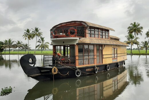UTH HOME AT LAKE HOUSEBOAT