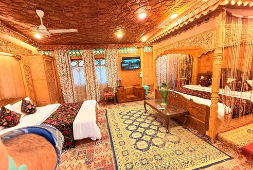 Royal Dandoo Palace - Houseboat