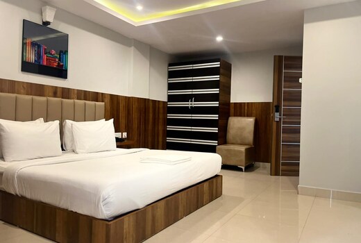 Hotel Avenue Suites International Airport
