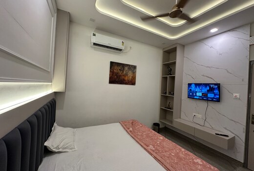 Loras Hotel, Mukhtsar