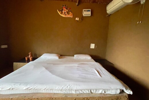 Desi Village Farmstay with Mudhouse - Belmore