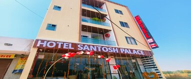 Hotel Santosh Palace (Free Gated Parking & 10 Minutes walk from Temple)