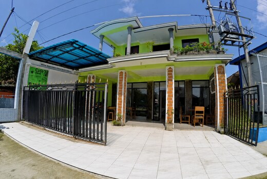 OYO 95309 Ijen Homestay