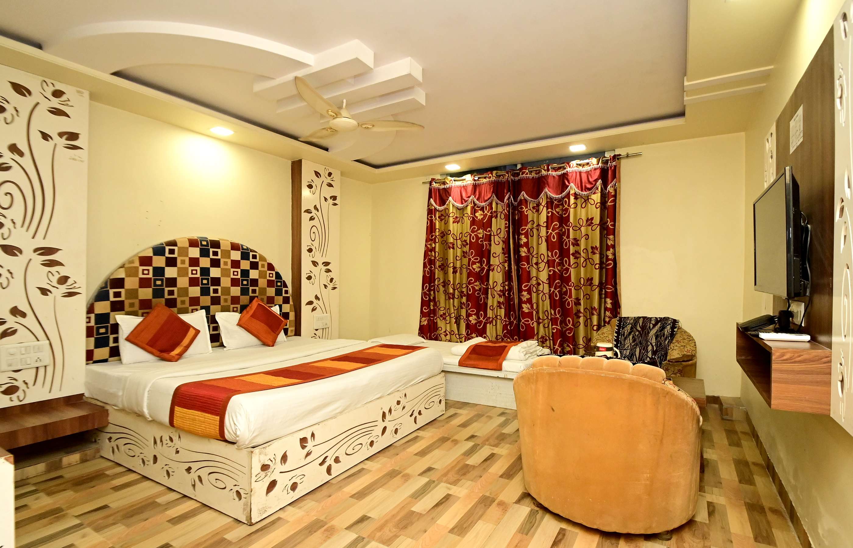 Hotel STAR Near Railway Station