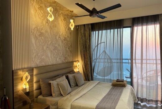 42 Floor Apartment with River View Balcony