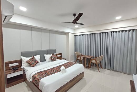 HOTEL MAPLE LEAF