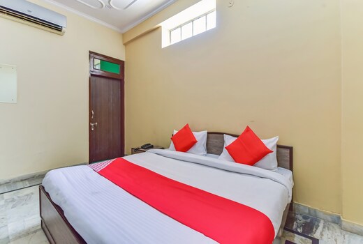 Hotel O S R