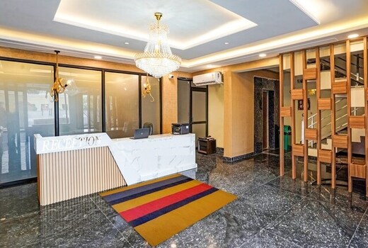 DM 1835 Premium Stay near Unitech Cyber Park & HUDA Metro with Breakfast
