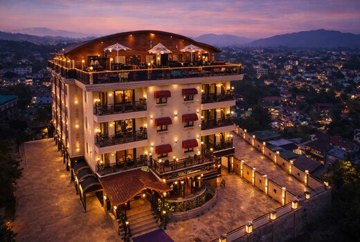 Hotel Downtown (Near Dal Lake)
