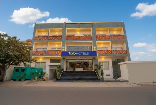 Fabhotel Pratham inn-1km from Gomti Nagar Railway Station