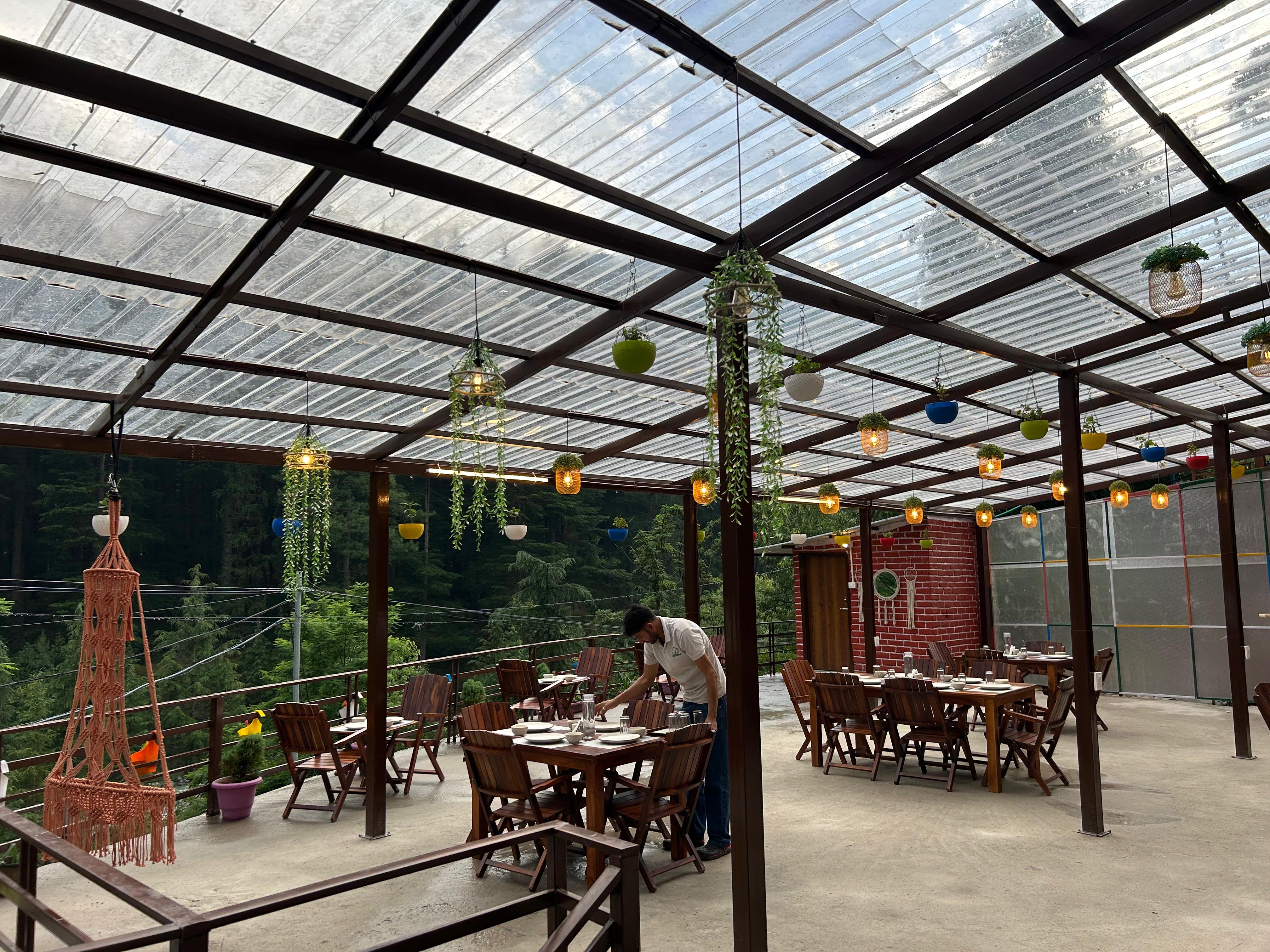 Green Woods Old Manali Hotel And Cafe