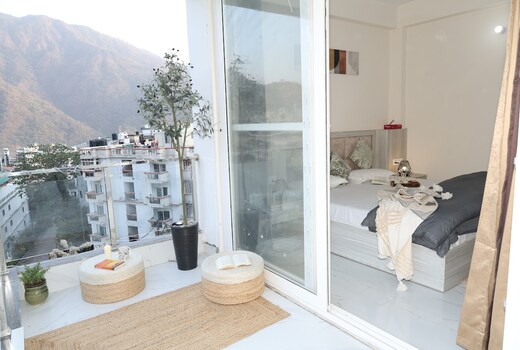 SolSky Haus Minimal Sky View Stay in Tapovan