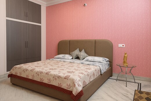 Cozy Pink Retreat With AC WIFI TV Mountain View