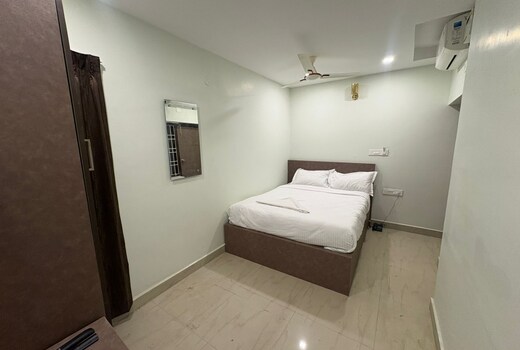 HOTEL ROYAL KING Near Express Avenue Mall, EA Chambers, Australian Consulate