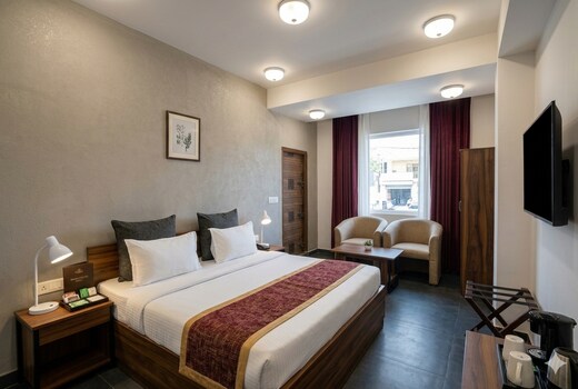 Hotel SPS 2 Min Walk From Kaushambi Metro Station