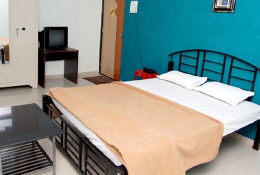 AC Rooms Near Ladghar Beach