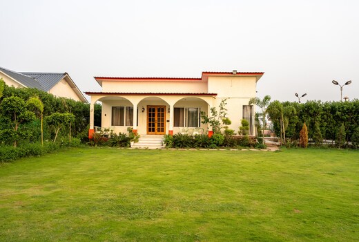 M H Farm Primmum FarmHouse With Pool