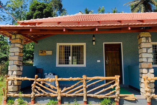 Mandara Home Stay | Rooms & Lawn