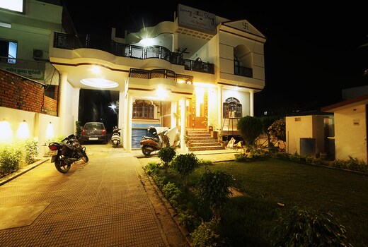Luxury Homestay | Deluxe & Executive Rooms