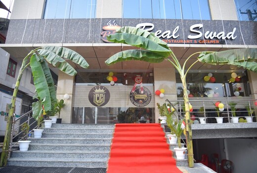 THE HOTEL CROWN CASTLE & REAL SWAD