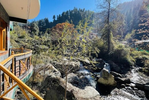 Madpackers Jibhi | Hostel by the River