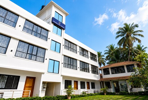 Morjim Pride Hotel with Swimming Pool near Morjim Beach