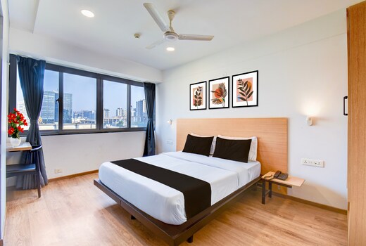 Super Townhouse Balewadi High Street