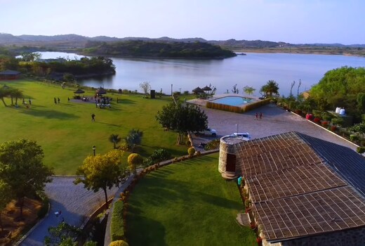 Sinnys Leopards Luxury Camp by the lake