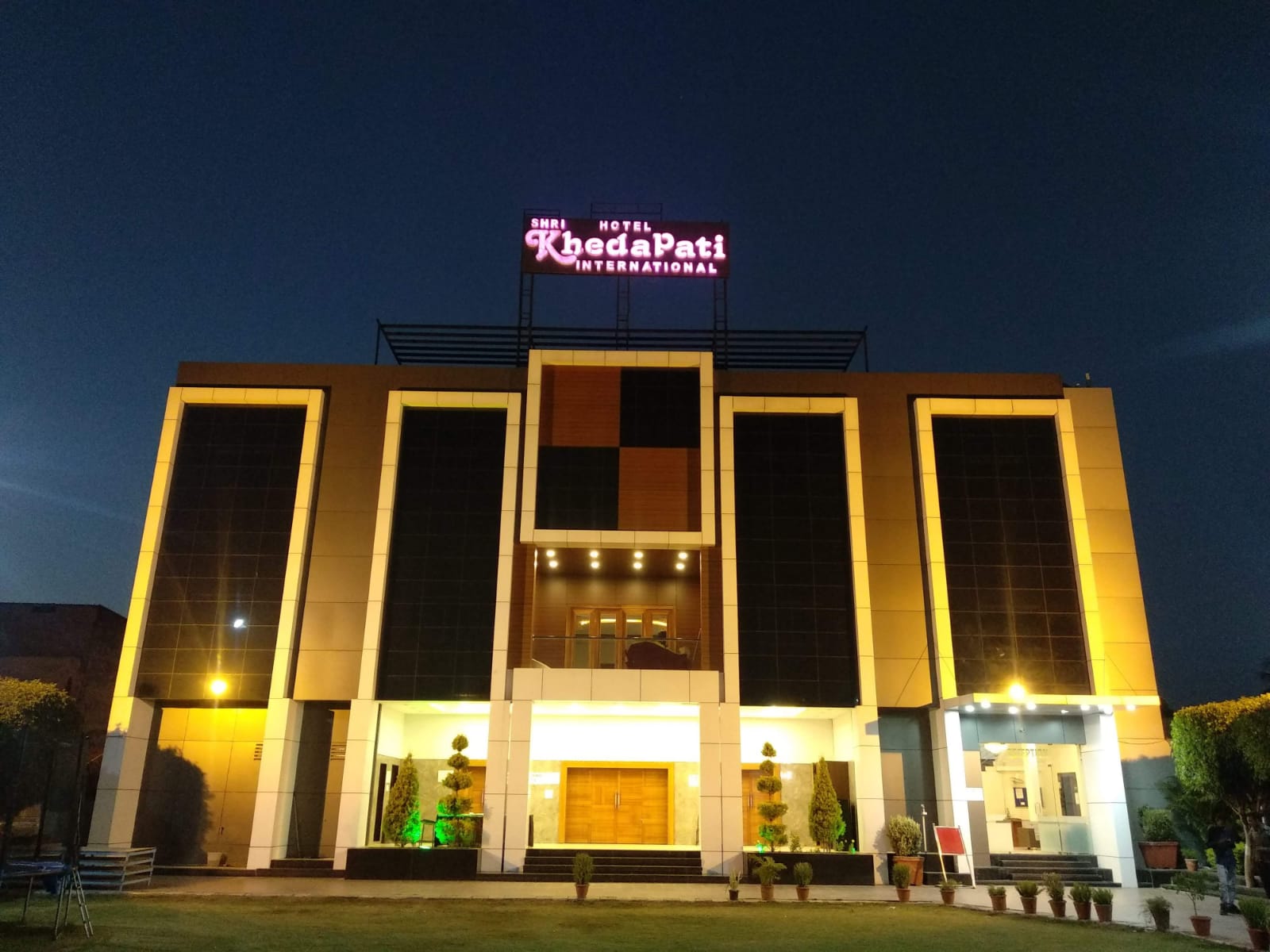 Hotel Shri Khedapati International