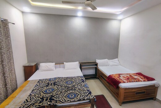 Tirupati stays Premium Ac room Parking KV 3 Km
