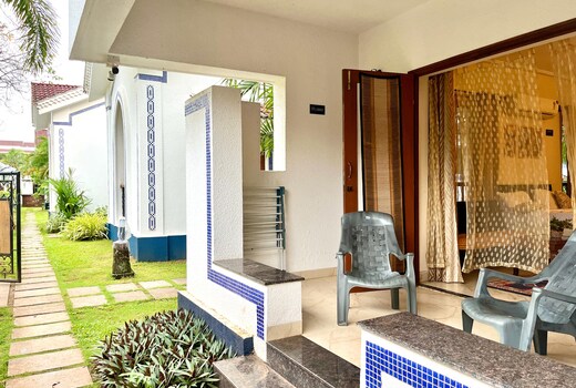 Cozy Poolside Studio Flat in Siolim