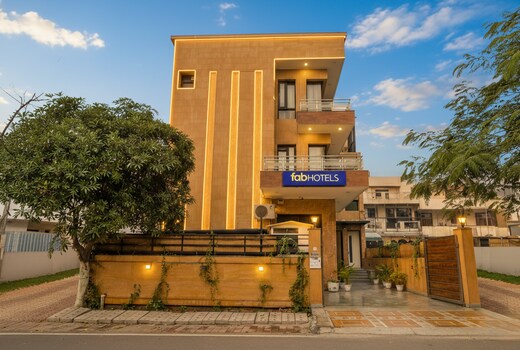 FabHotel Rallkmas - DLF Phase 2 & MG Road Metro
