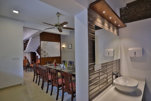 Chithirapuram Palace | Pool & Restaurant